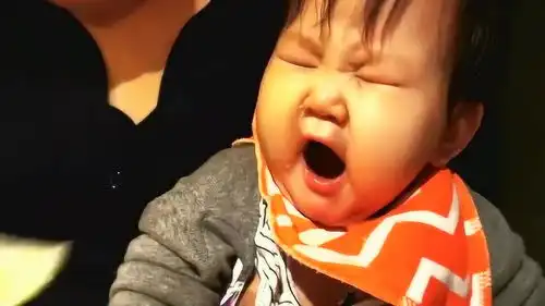  可爱女儿第一次吃柠檬,瞬间被酸到脸变形,这小表情真是萌翻了