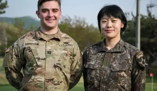  美韩首对现役军官夫妻,看两国军装有何不同韩国并非完全是附庸