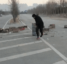  爆笑gif趣图现在结婚太受罪了,刚才在街边看见一对新人被绑在电杆上