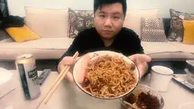 吃饭不用盆,怎叫干饭人上午陪媳妇做产后检查,中午回家老妈做好了三鲜打卤面