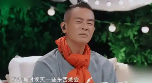  应采儿收到陈小春送的戒指,并戴在手上展示,小春哥眼光真好