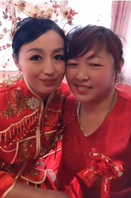 50岁富婆喜嫁25岁小鲜肉婆媳同框成亮点 50岁富婆喜嫁25岁小鲜肉婆媳同框成亮点