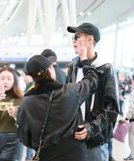  阚清子机场秀人来人往却少了那个人,小表情看出她在强颜欢笑