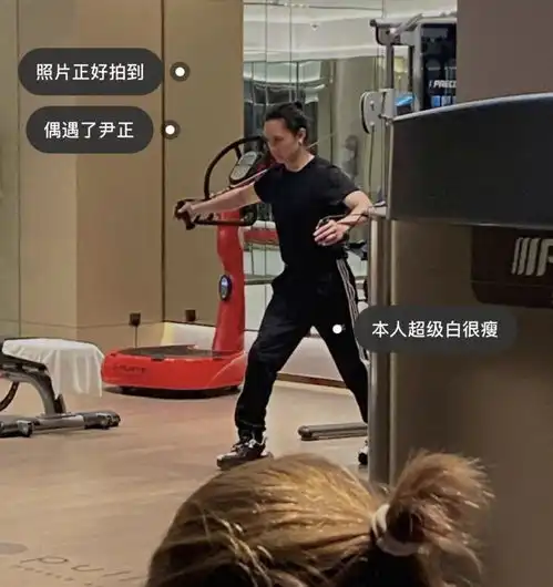  网友偶遇尹正健身,练飞鸟时表情狰狞痛苦,动作标准瘦不少