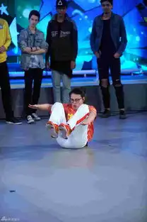  傅园慧性感礼服现身t台