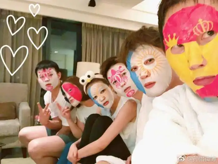  这个伪球迷很明白即使自己带上世界杯主题面膜,仍然不懂球
