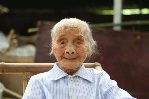  60岁是寿命决定期无论男女,走路没有4个表现,或说明你很健康