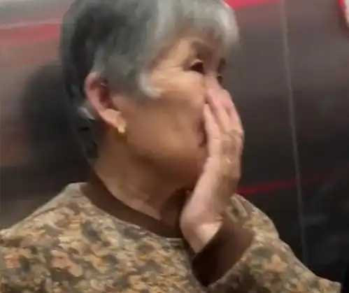  山东一女子吃完螺蛳粉乘坐电梯,一旁大妈反应亮了场面一度尴尬