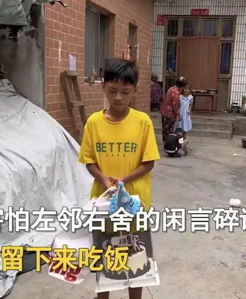  善良女子到前夫家为继子庆生,孩子苦苦挽留,其落寞神情让人泪目