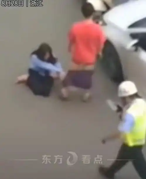  女子骑车撞上轿车,掏出200跪地求原谅我都求你了还想我怎样