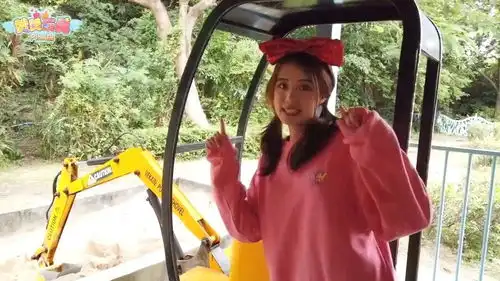  和小猪佩奇探险神秘岛游乐园,一起坐海盗船过山车与小黄鸭游船吧高光片段