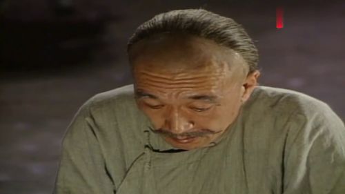  乾隆治了刘墉的罪看和珅的表情很是满意嘉庆偷偷给刘墉送信
