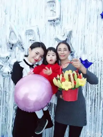  包文婧妈妈带包饺子现身,祖孙俩好时尚好有范,包饺子又美又傲娇