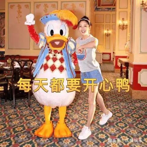  骗财骗色风波后,张雨绮与唐老鸭合影,秒变表情包大长腿吸睛