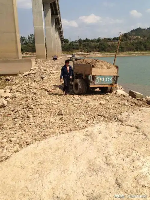 碾死我表情包装载机