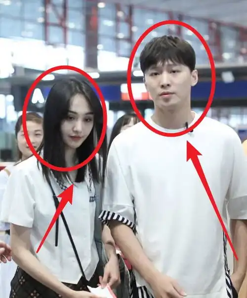  郑爽张恒在街上争执,女方久违露面好憔悴,张恒的表情才无奈了