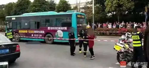  被公交站台的手写信感动到了争创全国文明典范城市公交车队收到男孩手写感谢信,真相感人