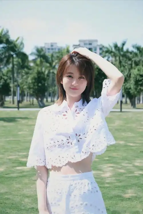 女朋友明星摆地摊营业,泫雅都拼不过虞书欣  女朋友明星摆地摊营业,泫雅都拼不过虞书欣