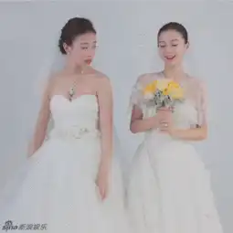  倪妮杨颖身穿低胸婚纱抢捧花表情夸张