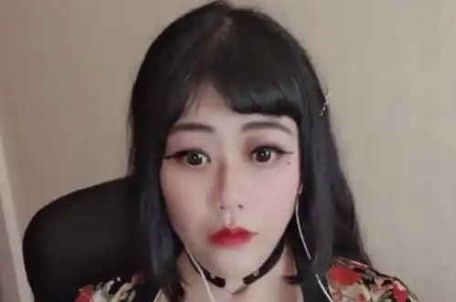  乔碧萝为证自己没有说谎,特意晒出户口本内页,不料被真名抢镜