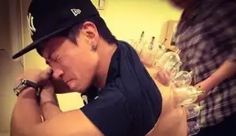 何润东晒拔罐留暗红淤血照自嘲谁点的牛舌  何润东晒拔罐留暗红淤血照自嘲谁点的牛舌