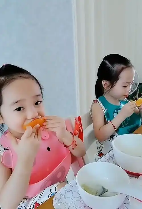  杨威老婆晒3岁双胞胎女儿吃相,姐姐豪放吃成表情包,妹妹优雅如淑女