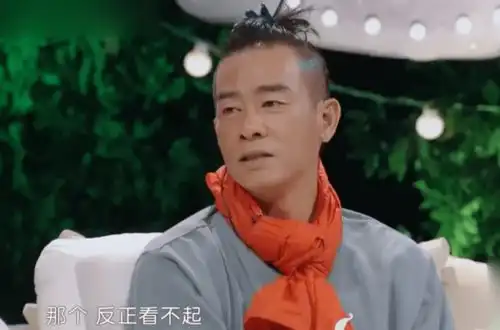  应采儿收到陈小春送的戒指,并戴在手上展示,小春哥眼光真好