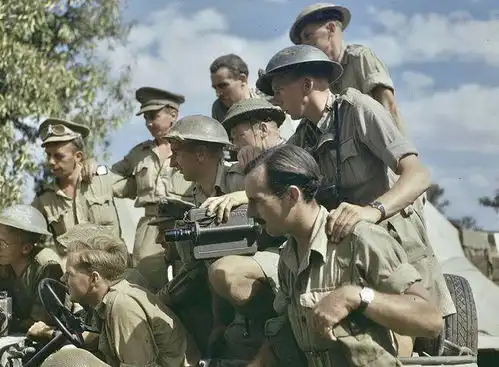  二战老照片1944年在意大利的英国军队表情很是轻松