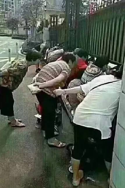  这几天如果你在学校附近看到这个人,千万别害怕他不是人贩子,只是