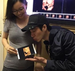  表情甜死人王力宏勾老婆脖子秀恩爱