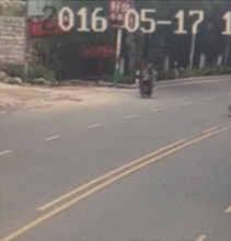  搞笑gif妹子都说了不要玩这个这下尴尬了吧