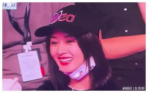  赵丽颖爱心穿应援服,与张碧晨比心力证姐妹情深
