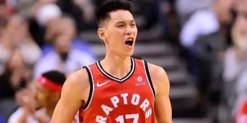  林书豪晒出总冠军戒指评论区发现粉丝杰伦