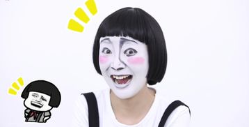  小美女把自己化妆成表情包,跟表情包神同步