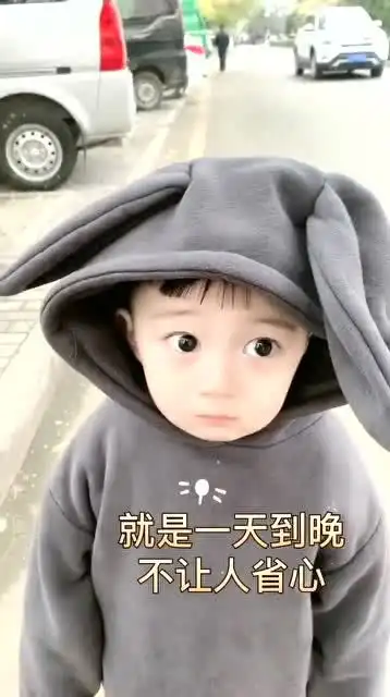  宝宝在马路上玩怎么办妈妈教训马路上蹦跳的儿子,孩子认错的表情好搞笑