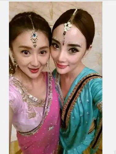  表情甘薇办生日派对李小璐秦岚印度风造型美艳表情