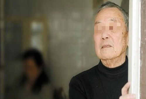 老年人表情包郁郁寡欢