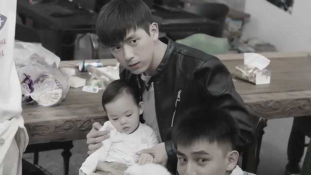 亲爱的,热爱的韩商言抱小孩好有爱,小表情太可爱了