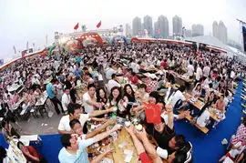  大连国际啤酒节热闹开场