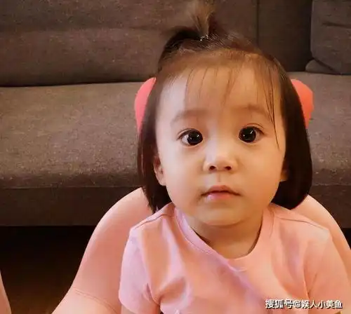  张庭晒与女儿搞笑视频,亲自回应被嘲太丑言论我又不靠脸吃饭
