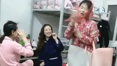  农村大姐秒变戏精,表情动作模仿的很到位,两名观众逗得开怀大笑
