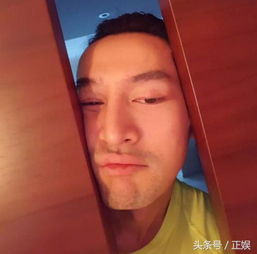  35岁胡歌素颜发自拍照,发际线不太妙,36岁的彭于晏也要注意护发