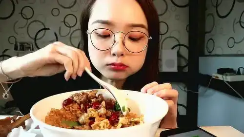  美食来啦,大口大口的吃,表情太真实