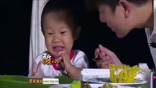  贾乃亮喂甜馨喝饮料,结果酸到馨爷表情包百出,甩手让贾乃亮自己喝去
