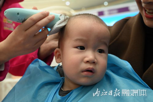  内江萌娃剃龙头迎好运
