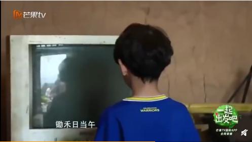  杨烁喊儿子走路表情太凶,儿子被吓得瑟瑟发抖