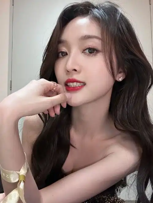  饿了也不减分,吴宣仪晒出下班图展现青春活力,网友纷纷点赞