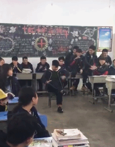  搞笑gif趣图这个妹子真的太瘦了,真怕一阵风就吹跑了