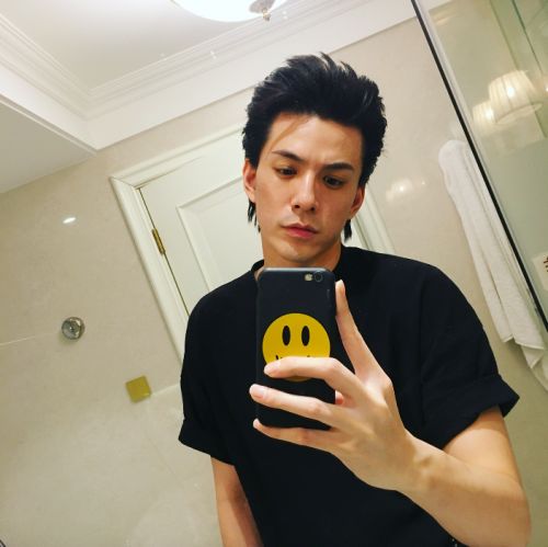  林柏叡绿洲久违分享对镜自拍与手机壳同款笑脸表情很青春