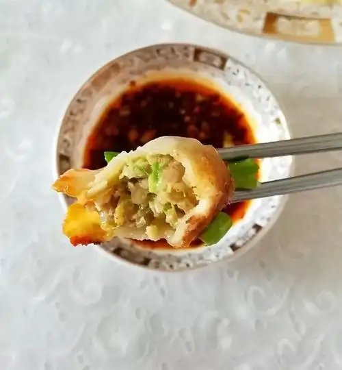  大叔家的晚餐白菜馅水煎饺,酥香鲜美,外焦里嫩,家人爱吃速冻